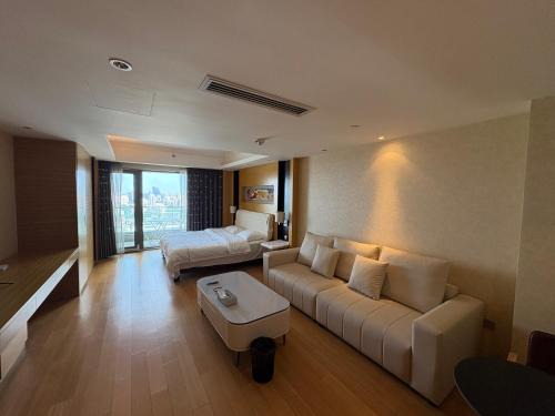 Middle Chaoyang Apartment | 北京工体世茂工三民宿