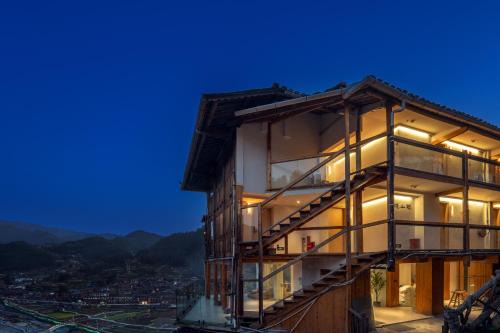 Qiandongnan House | 贵州省西江千户苗寨晓山越观景台民宿
