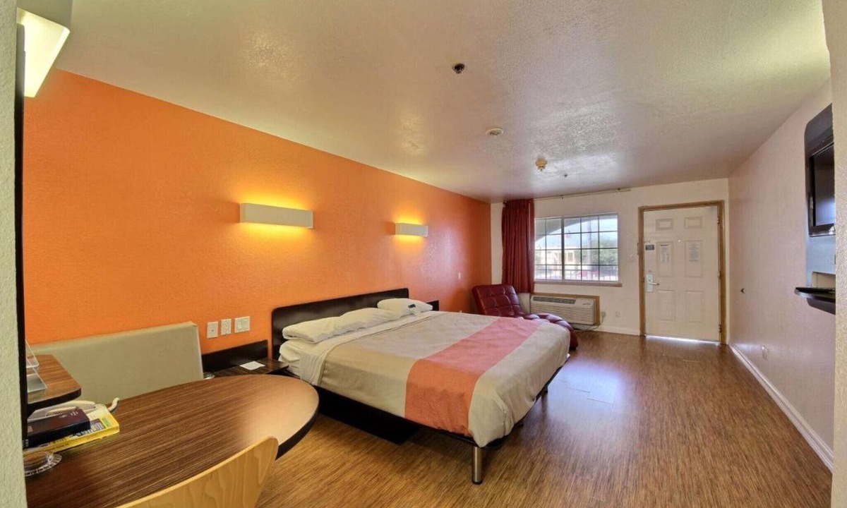 Edinburg Apartment | 1 King Bed|Non-Smoking