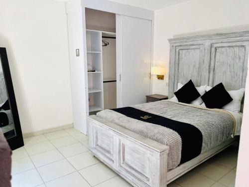 Leon Apartment | 12 VENATOR House Boutique