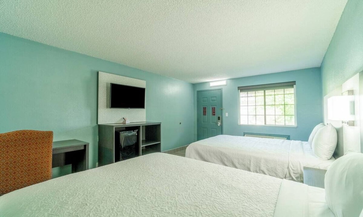 Harlingen Hotel | 2 Affordable Rooms Close to Valle Vista Mall w/Free Onsite Parking
