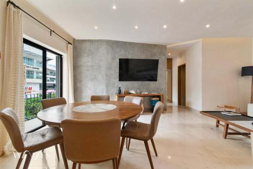 12th Street House | 2-Bedroom Condo | Modern & Near Beach