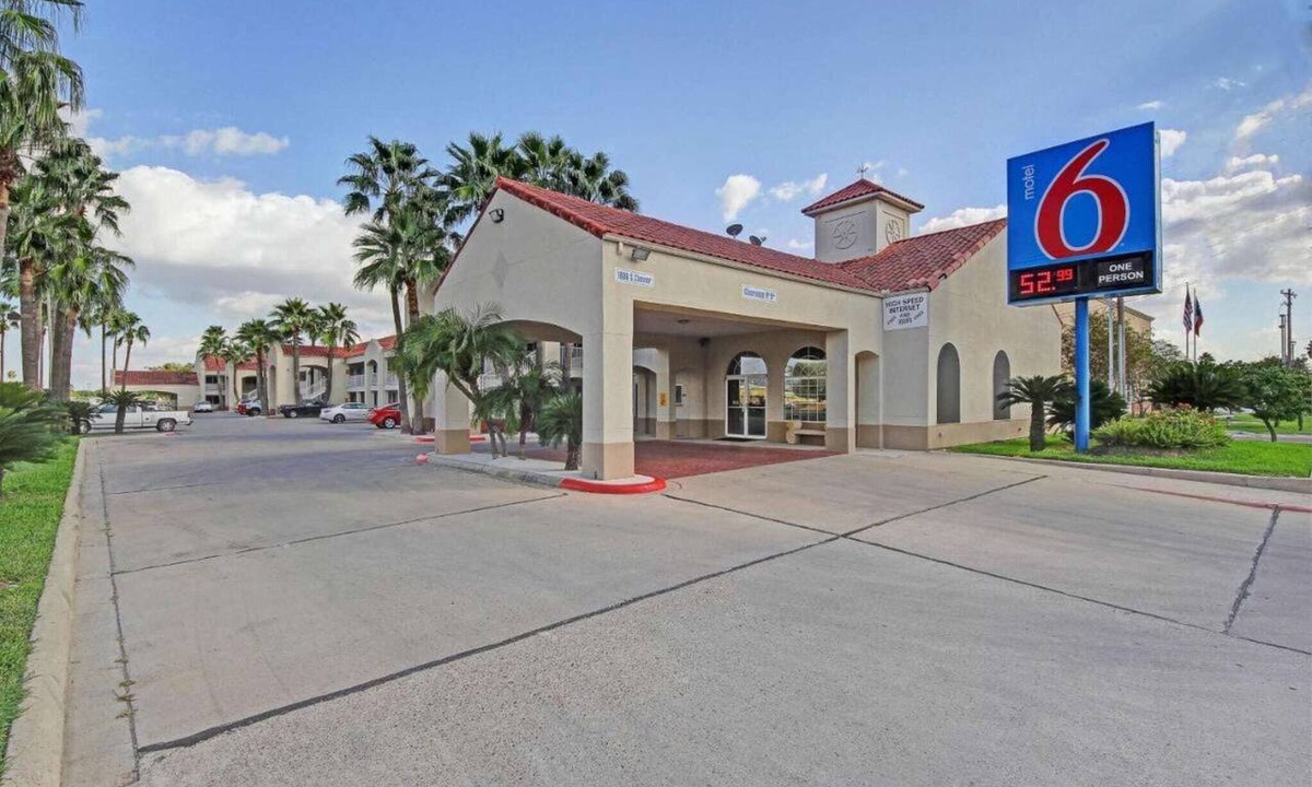 Edinburg Apartment | 2 Queen Beds|Smk, Kitchen