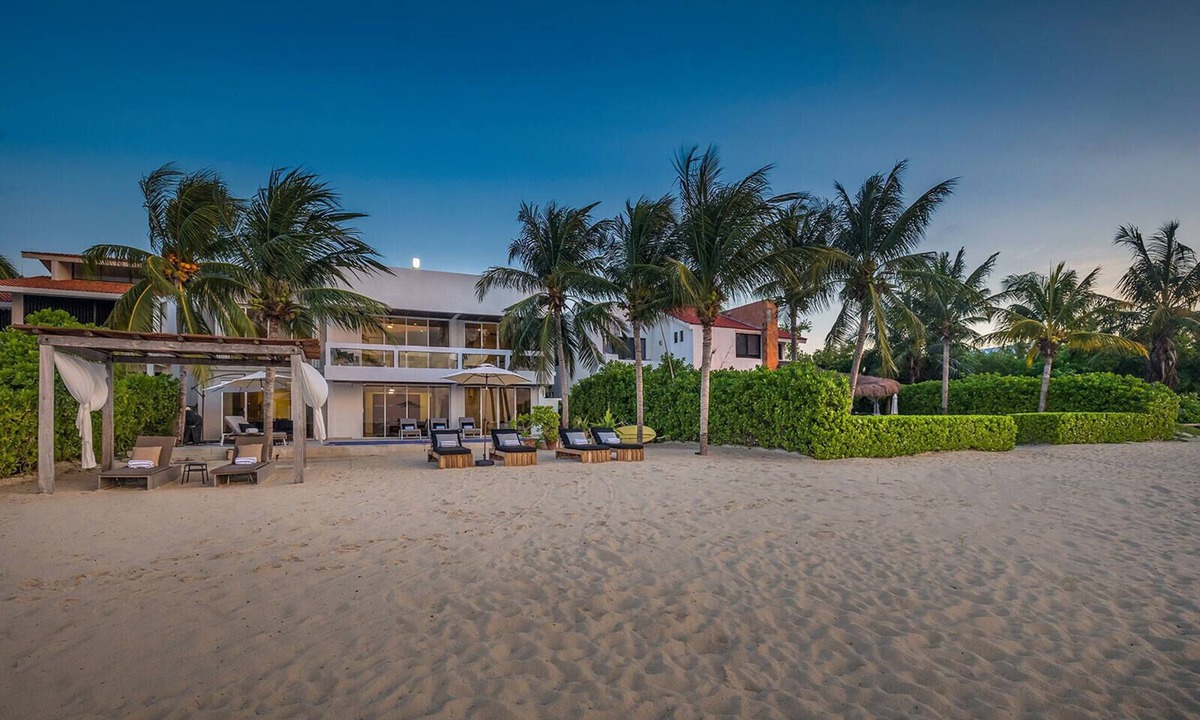 Zona Hotelera Norte Villa | 2 villas 9-Bedrooms Beachfront Haven – Luxury by the Sea