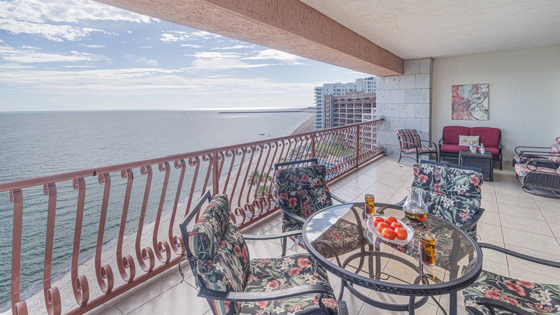 Sandy Beach Condo | 212 m² Condo ∙ 3 bedrooms ∙ 8 guests