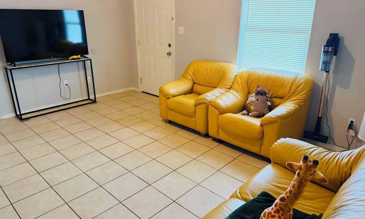 Alton Apartment | 3-bedroom apartment in fantastic Alton with AC and comfort Wifi Hot Water Apt3