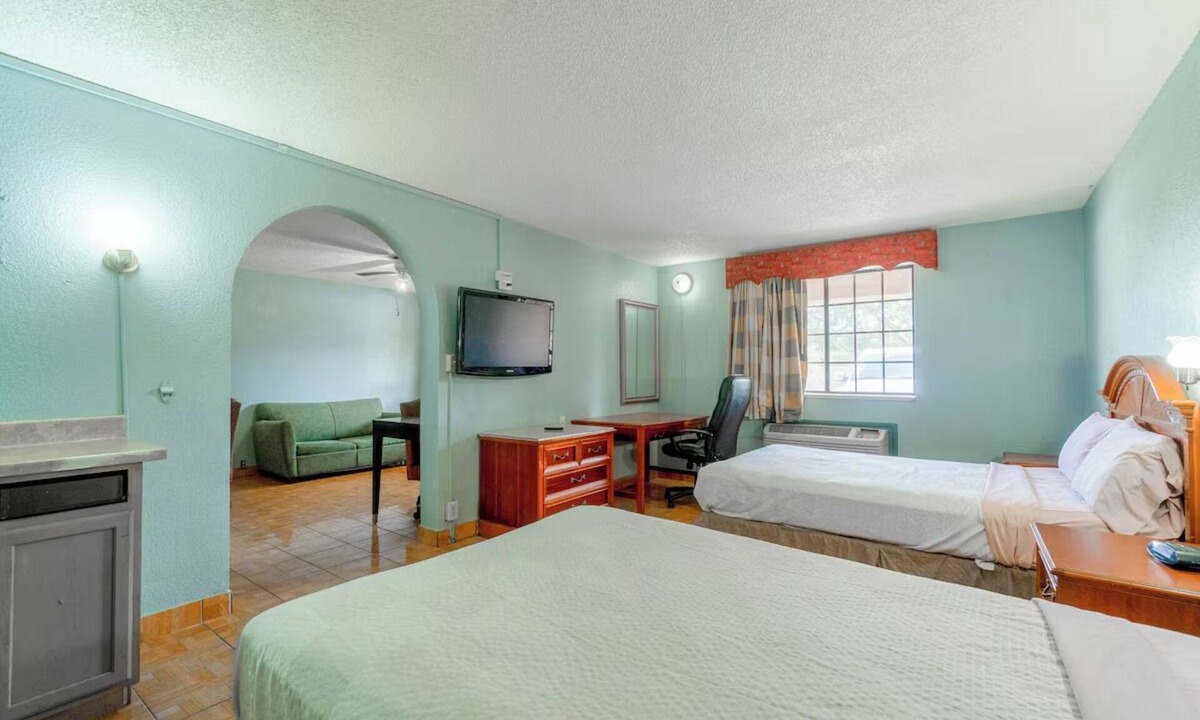 Harlingen Hotel | 3 Relaxing Rooms Near Sweet Spot Frozen Yogurt - Steps From Downtown