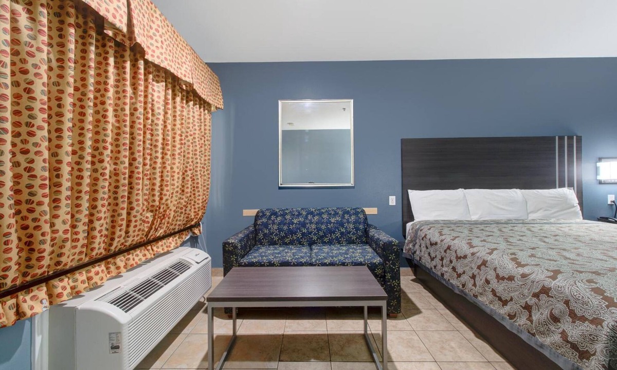 Weslaco Hotel | 4 Convenient Rooms for Road Trippers w/Comfortable Living Space