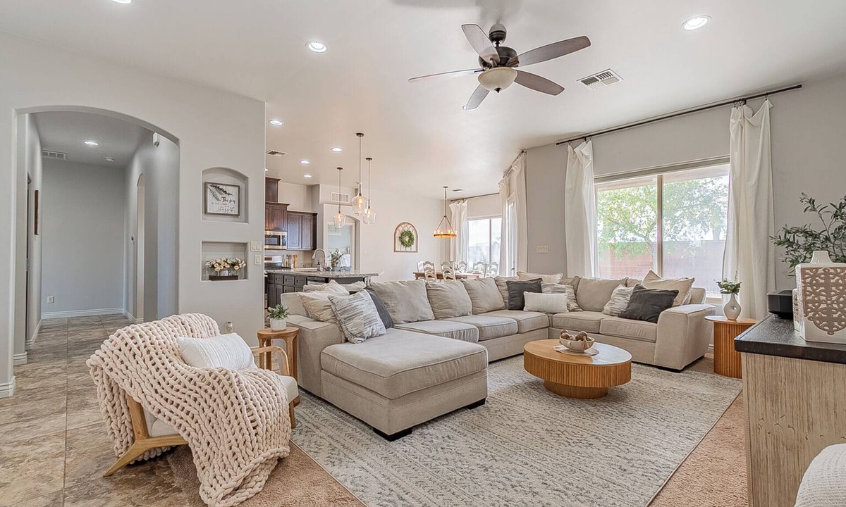 Yuma House | 4BR Modern Farmhouse , Sleeps 10 , Backyard & Theater Room