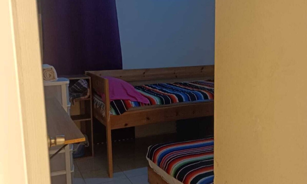 Juarez Municipality House | AIRPORT HOSTEL, 6.2 KM AIRPORT, 8.2 KM CONSULATE, 11 KM CENTRAL BUS STATION