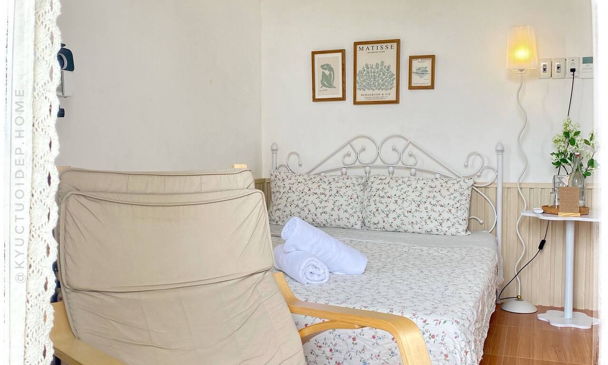 Hue House | Airy, Quiet with Balcony, Netflix Projector; 5 minutes walk to Hue Imperial City