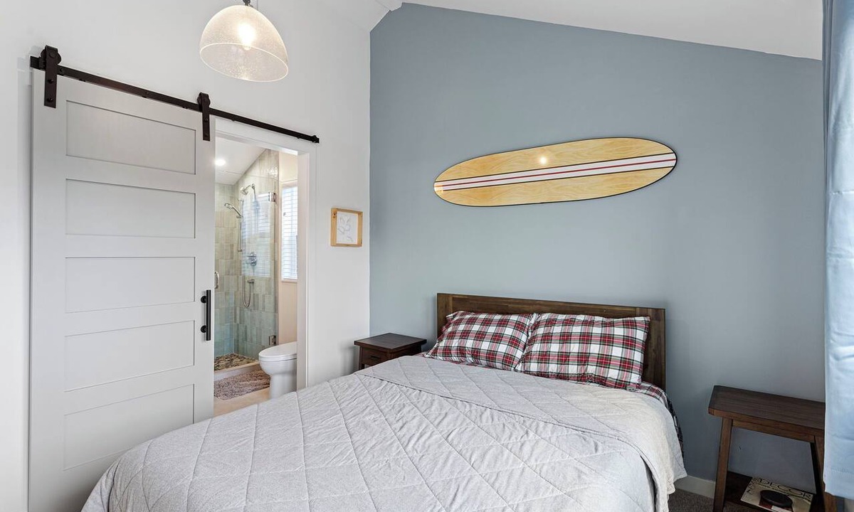 Alki Cottage | Alki Beach modern and cozy 3 bdrm home near dining, Lumen and T-Mobile park.
