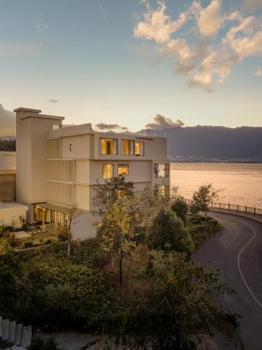 Dali Town Hotel | Antu Liuting Pillow Sea Full Ocean View Private Villa
