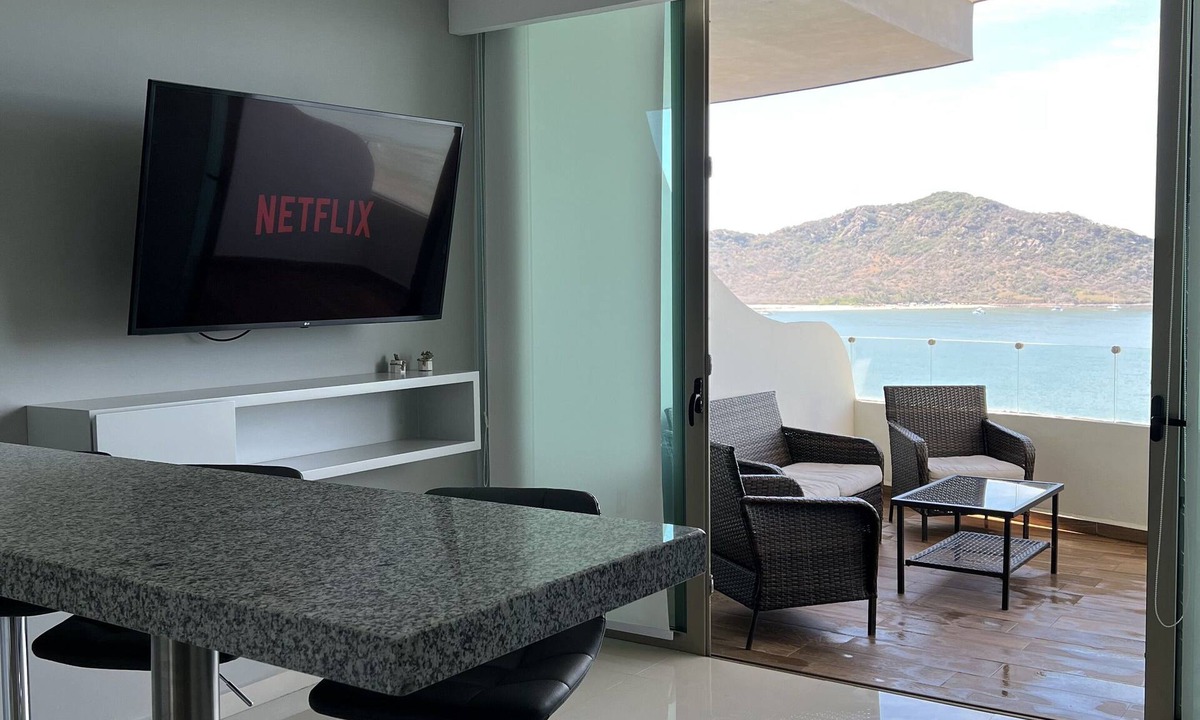 Zona Dorada Apartment | Apartment with ocean view and private access to the beach