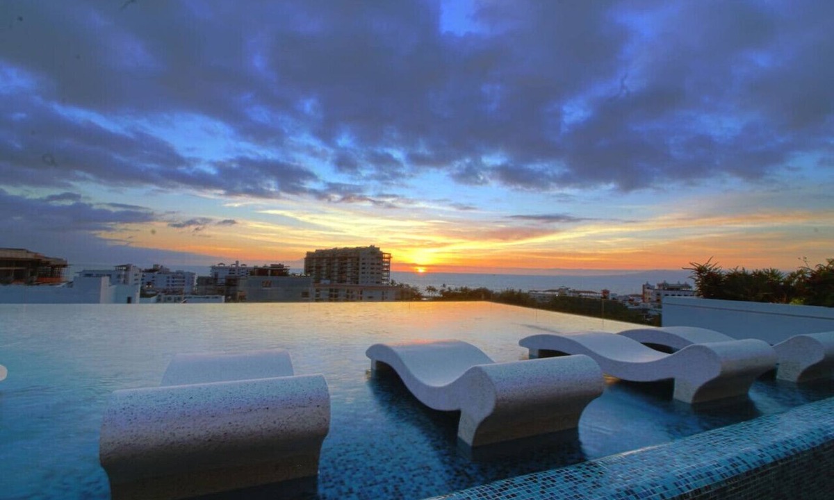 Emiliano Zapata House | Avida - Stunning Rooftop Pool and Jacuzzi