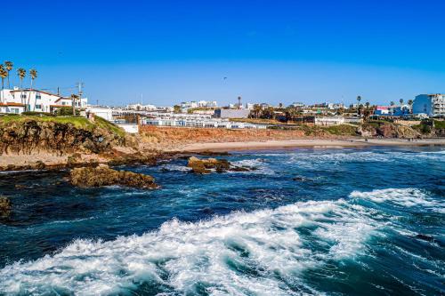 La Paloma House | Beach-View Dog-Friendly Villa with Private Patio, Outdoor Pool, Streaming, AC