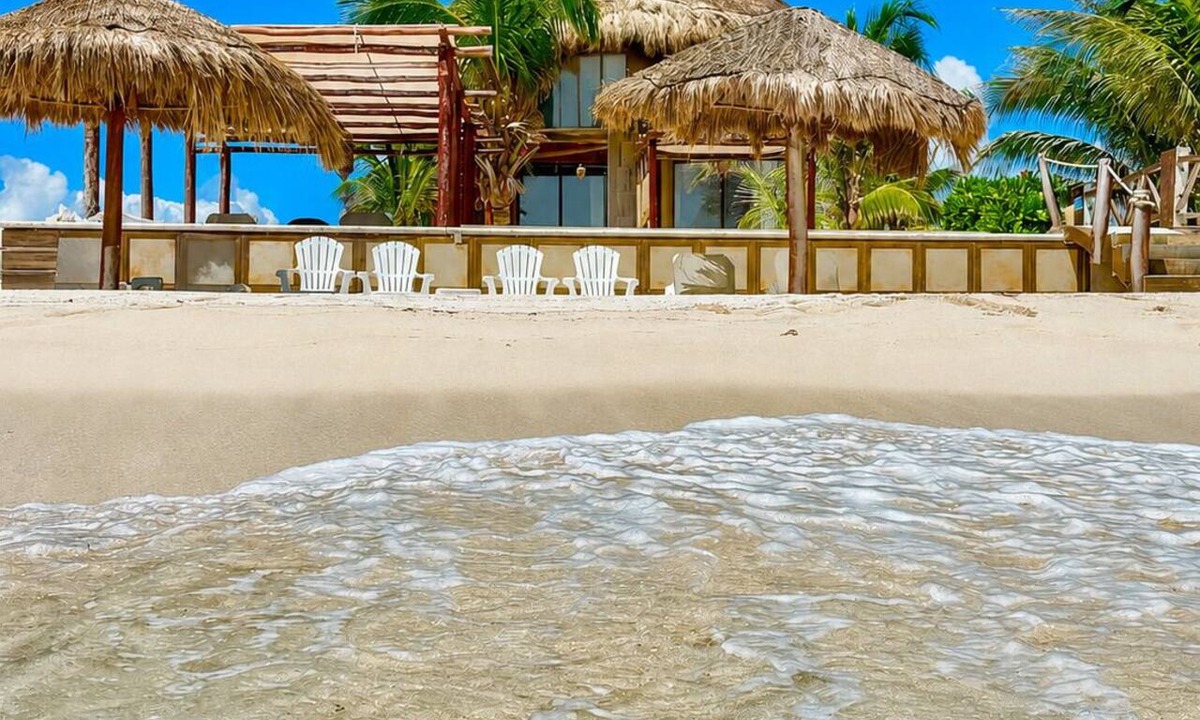 Playa del Secreto Apartment | Beachfront 3 Bdrs with Private Pool & Beach, Chef, staff, Kayaks, Wi-Fi