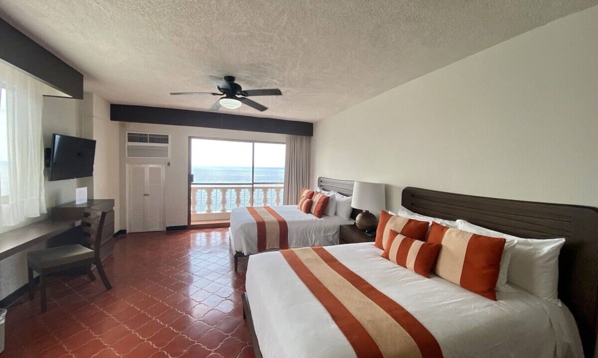 South Shore Hotel Area Hotel | Beachfront Getaway with Panoramic Views | Outdoor Pools, Near Malecon Boardwalk