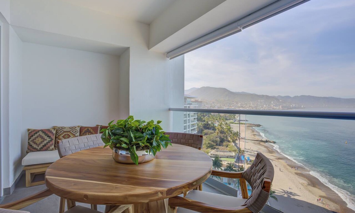 Las Glorias Apartment | Beachfront Luxury | Ocean Views | Pools & Jacuzzi
