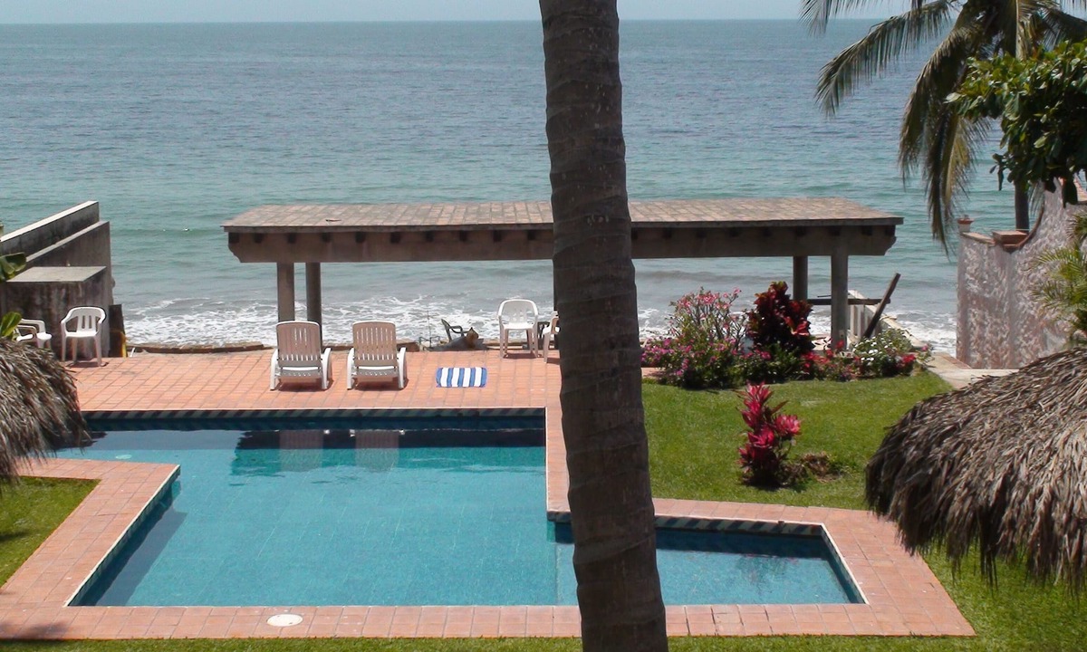 Bucerias Condo | BEACHFRONT on a Budget! ~ Condo Sereno ~ Low Beachfront Rate!