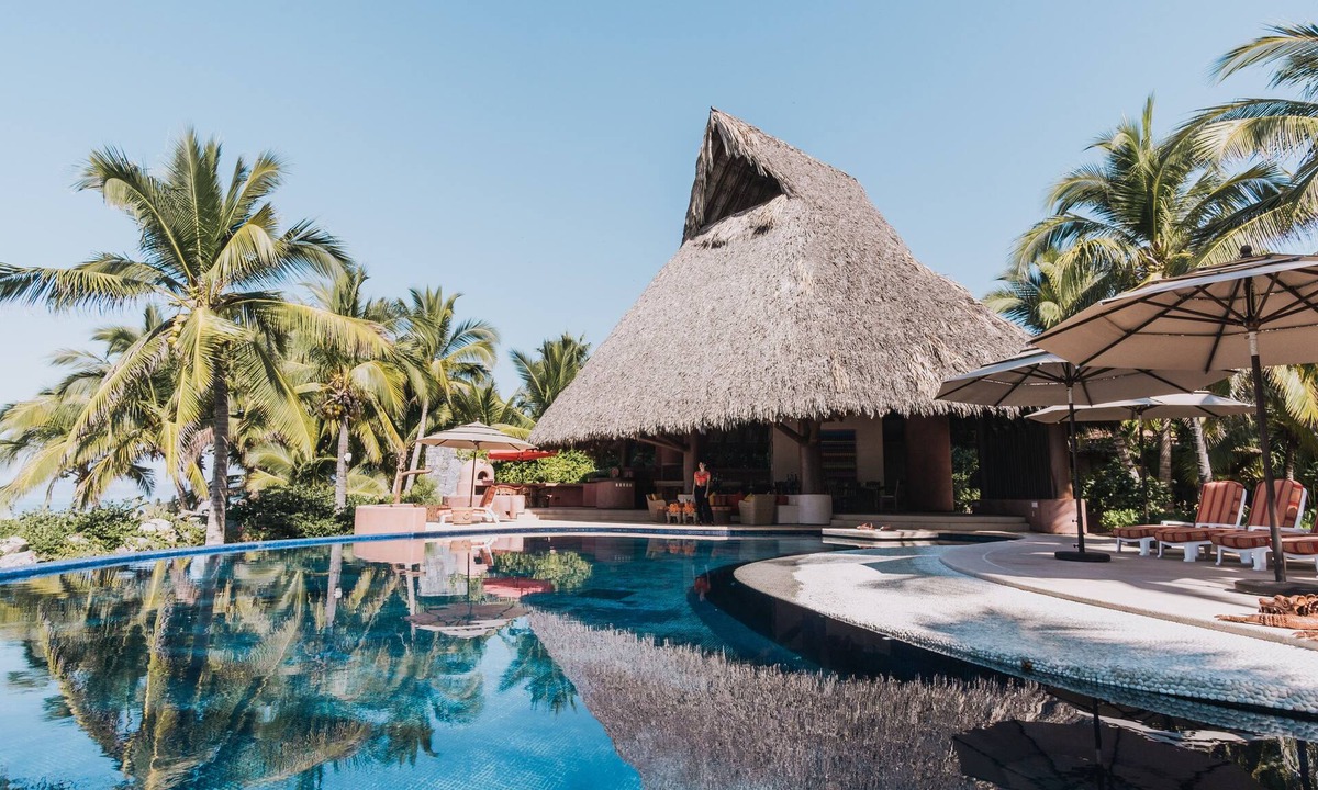 Zihuatanejo House | Beachfront Villa! Escape to this luxurious property 5 bedrooms, with chef & pool