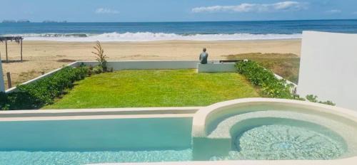 Zihuatanejo House | Beachfront White Villa in Playa Blanca