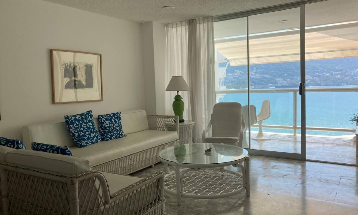 Club Deportivo Apartment | Beautiful apartment on the beach overlooking the beautiful Acapulco Bay.