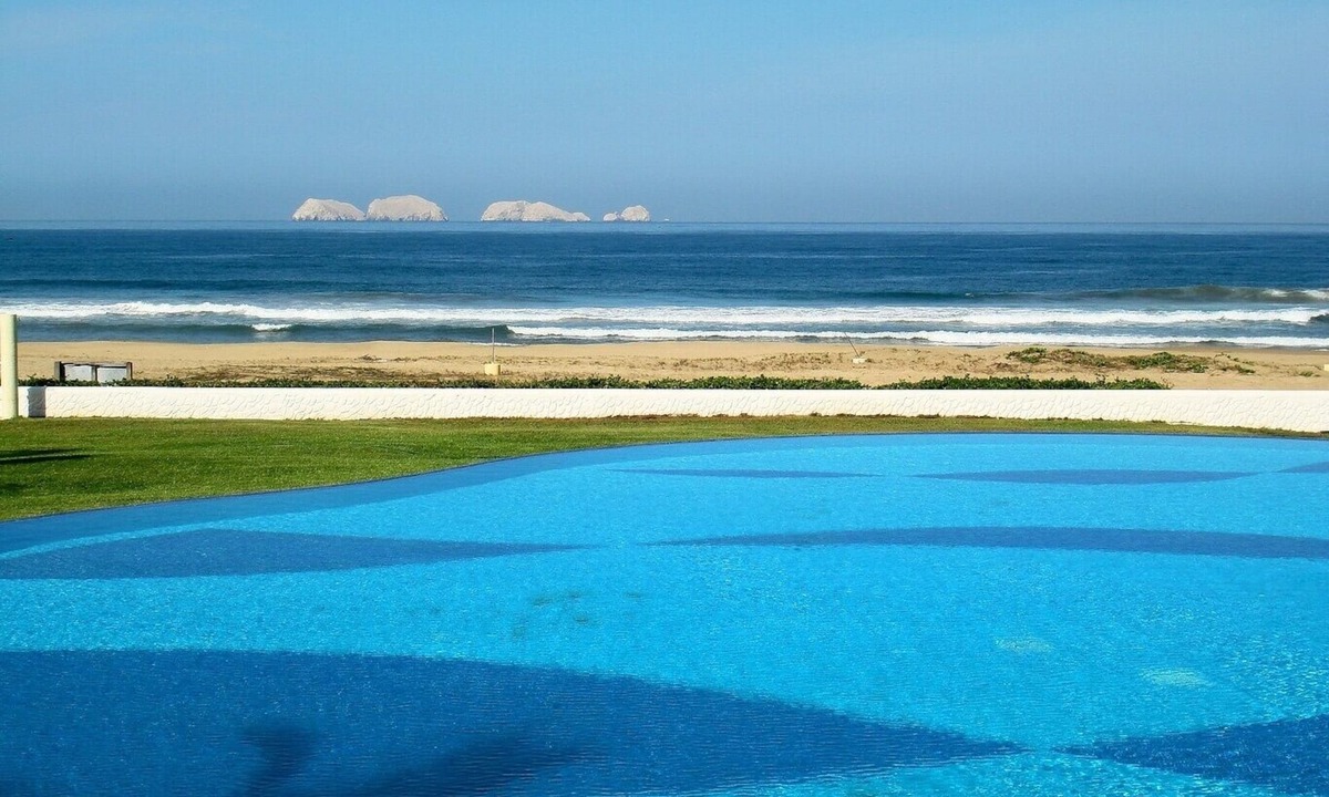 Zihuatanejo Villa | Beautiful beachfront home, infinity pool on spectacular Pacific Ocean bay.