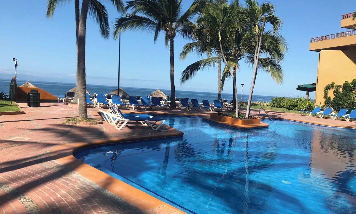 Diaz Ordaz Condo | Beautiful oceanfront condo amid the palms of Los Tules