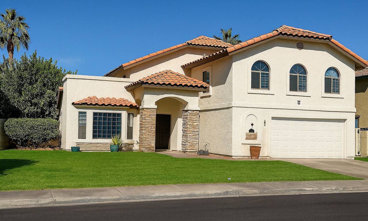 Yuma House | Big Boy! 2900 Square Feet of Luxury with a Private Pool.