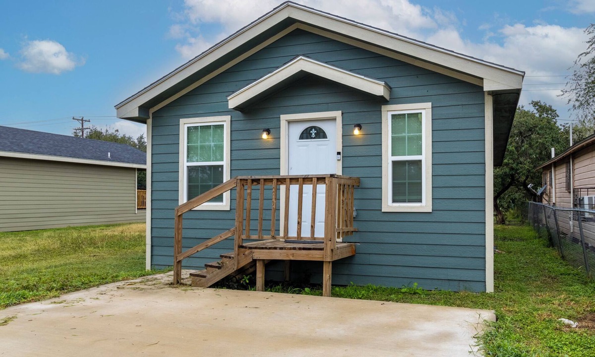 San Benito House | Brand New 3 bed house in central San Benito with AC, WiFi, and digital features
