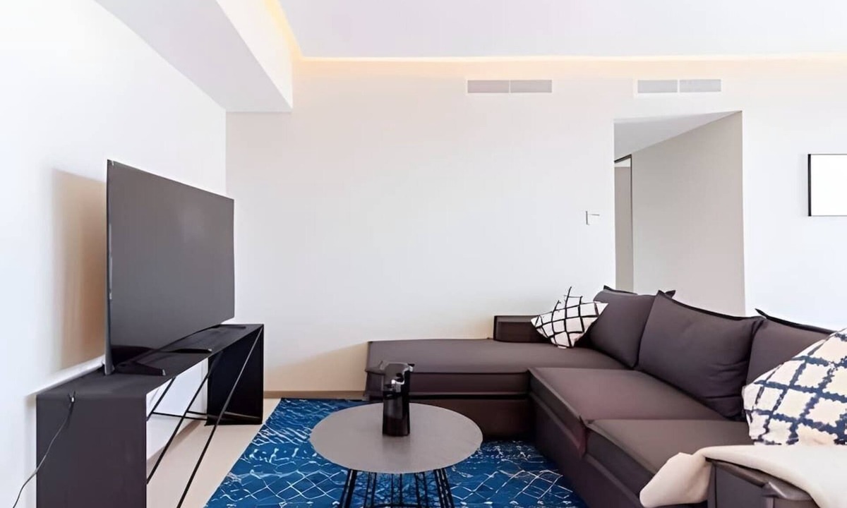 Financial District Apartment | Bright city retreat w/pool & gym