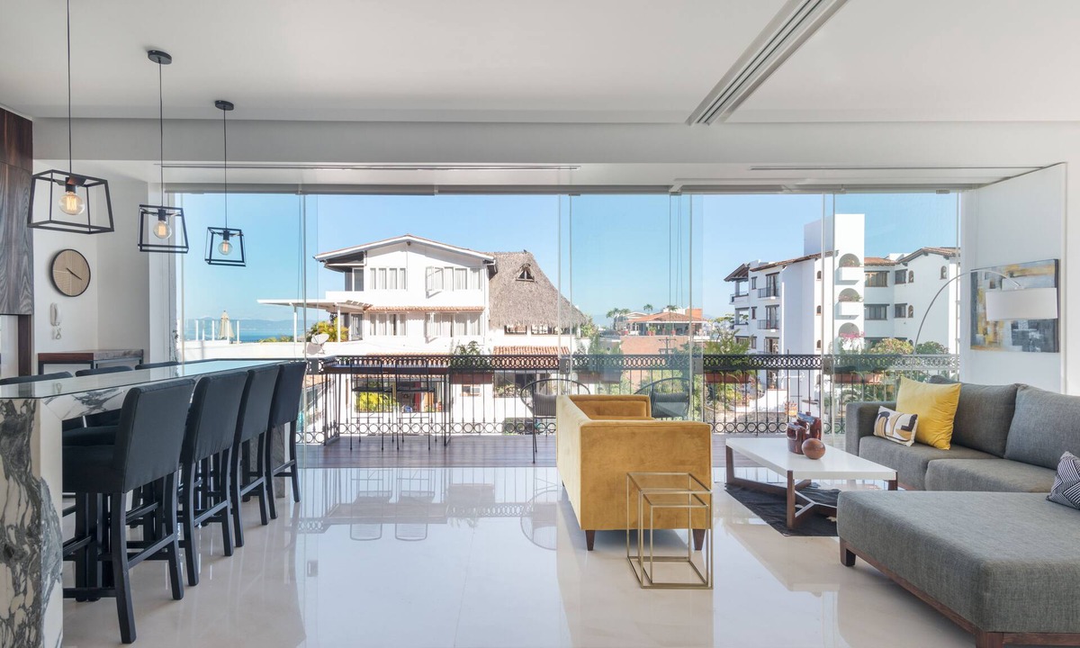 Romantic Zone Condo | Bright Pier57 Corner Unit Ocean View Romantic Zone