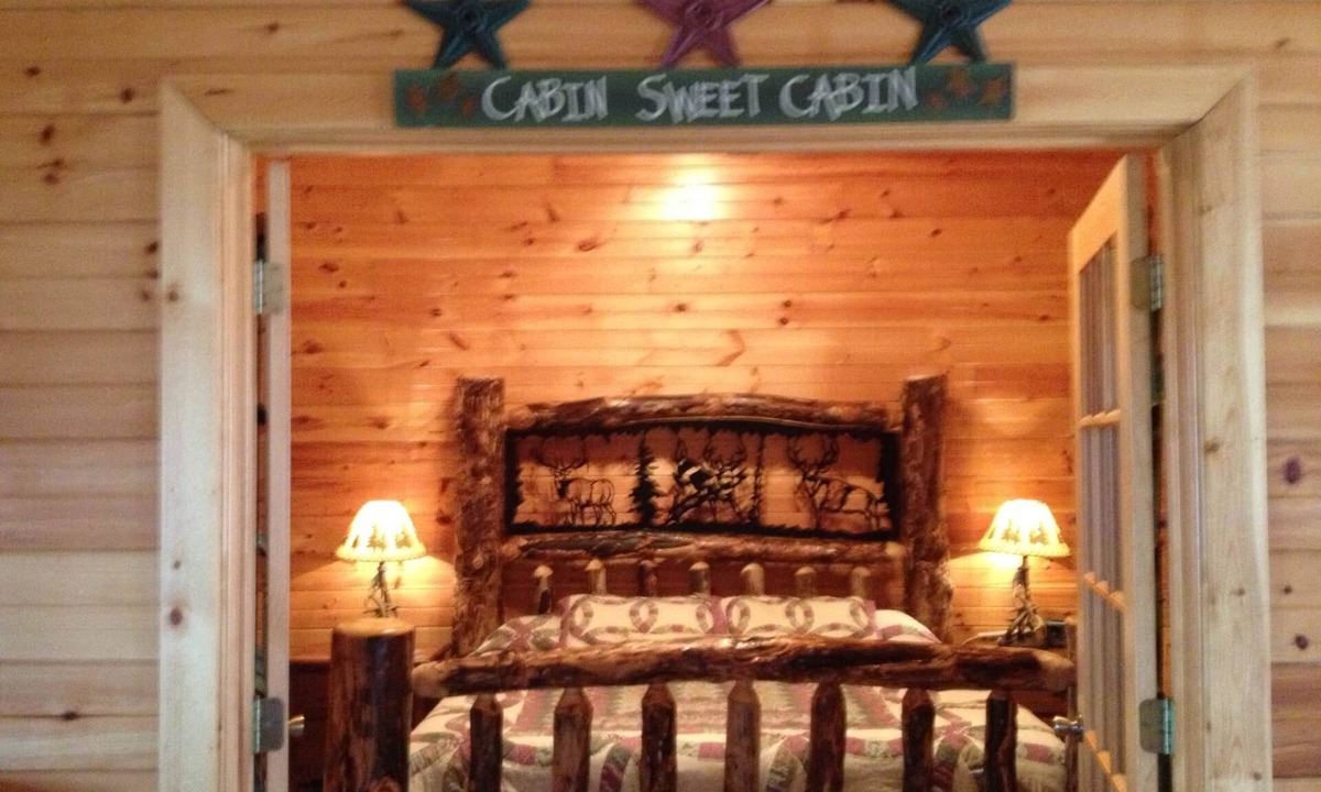 Notch Estates Cabin | Cabin Dreams- Charming. Romantic. Jetted tub. Screened porch. 10 min to SDC