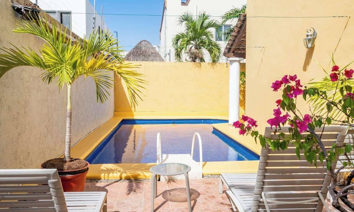 Downtown Cancun House | Cancun House for 6 | Private Pool & Parking