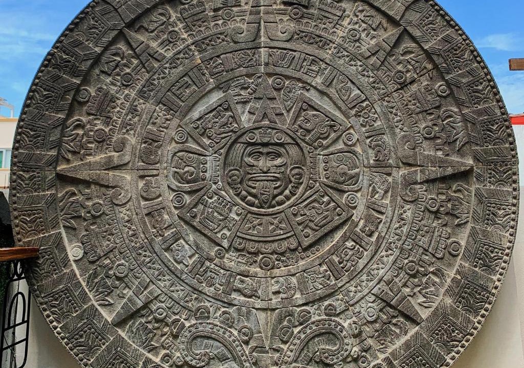 Downtown Hotel | Casa calendario azteca