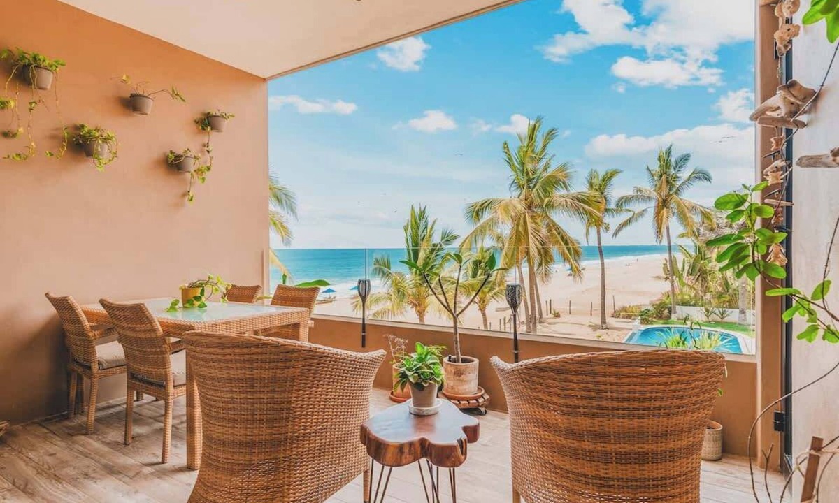 San Francisco Apartment | Casa De Vigil: Beachfront Oasis Ocean Views & Pool