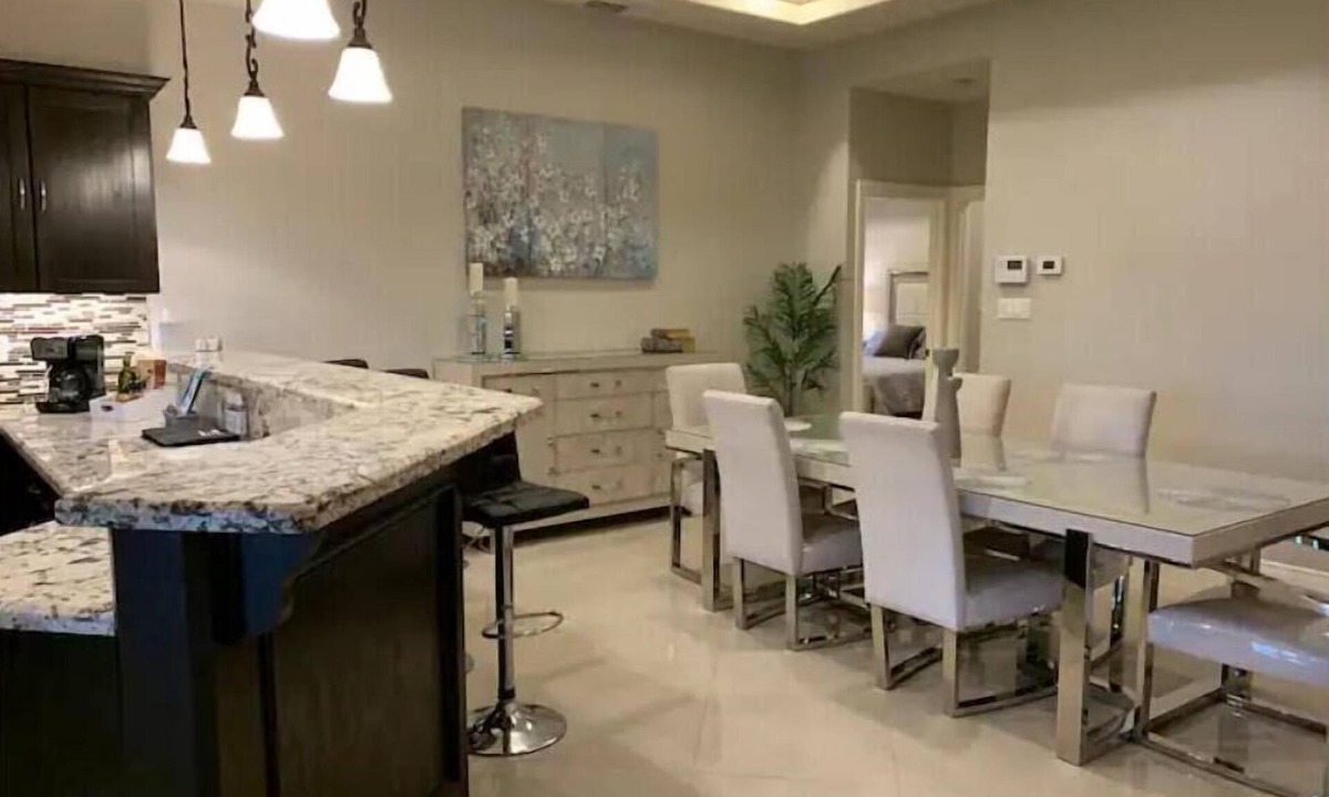 Olmito House | Casa Nicolás: Executive Style House in a Quiet Country Club Neighborhood.