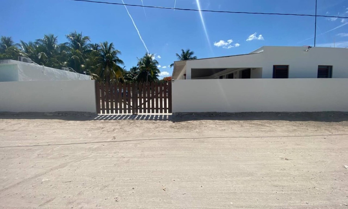 Sisal House | Charming 2-bedroom house with AC, WiFi in welcoming Sisal
