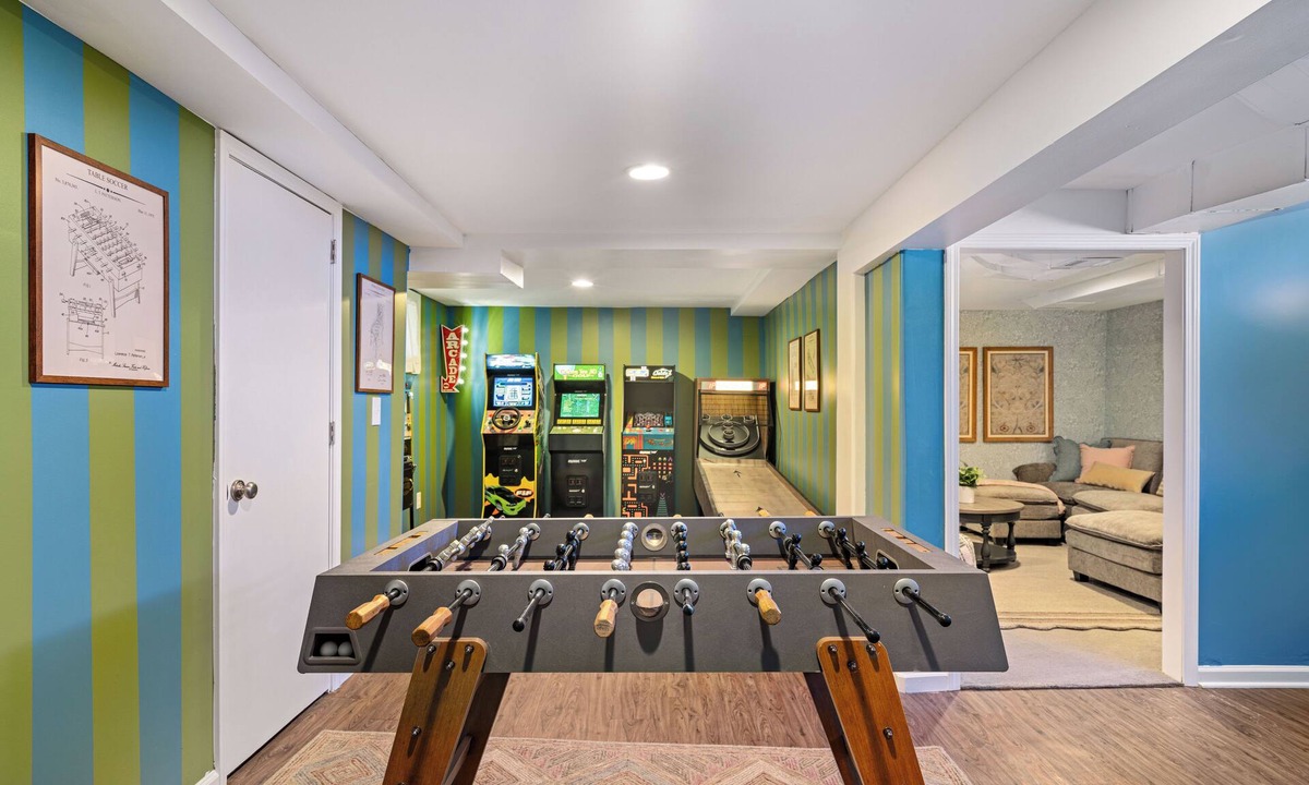 Overland Park House | Charming 4-bedroom house. 16 guest, hot tub, sauna, fire pit, arcade, game room