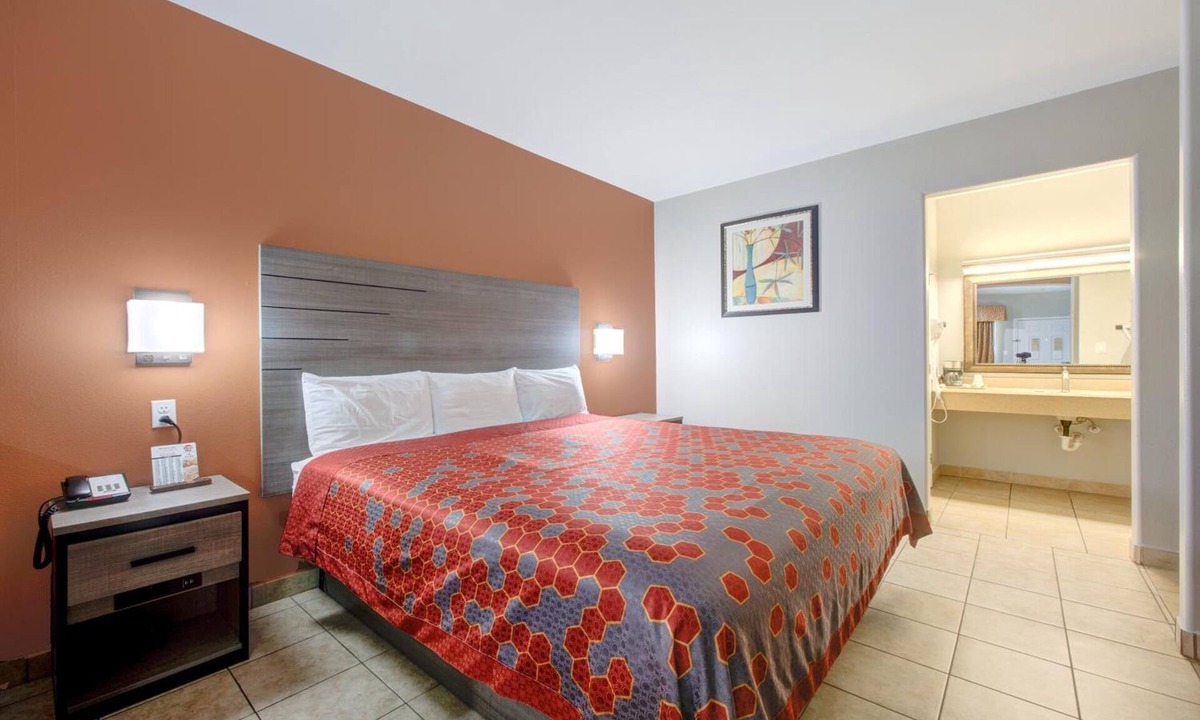Weslaco Hotel | Charming King Bed Room Near Weslaco Museum - 2 miles | Free Parking