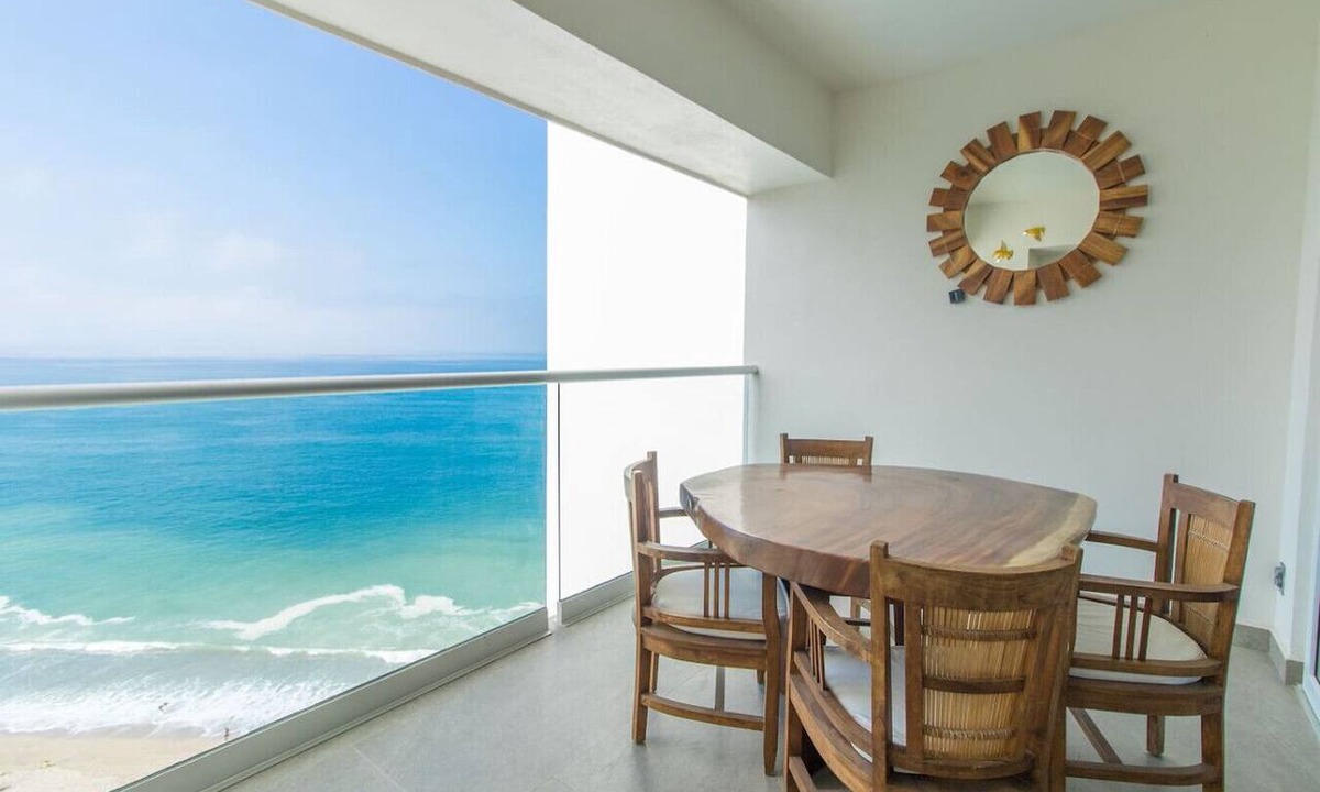 Las Glorias Apartment | Charming Oceanfront Condo