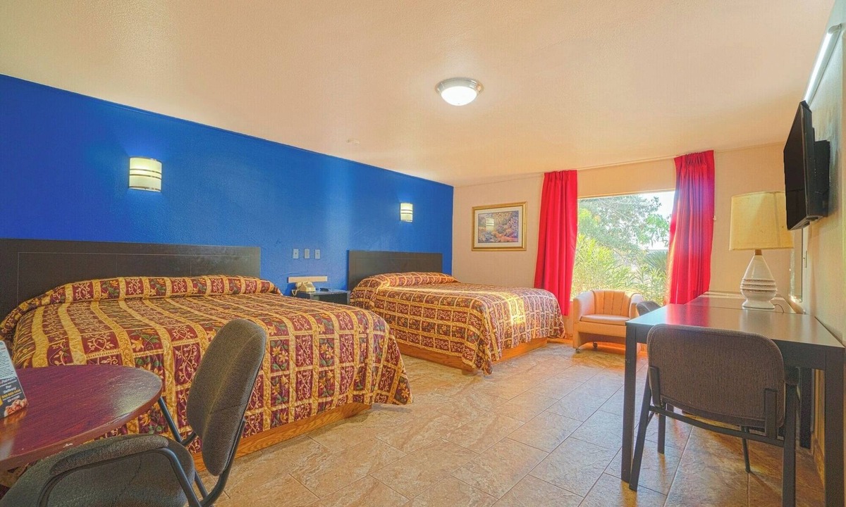 Weslaco Hotel | Clean King Room – Convenient Stay Near Mayor Pablo Peña Park & Attractions