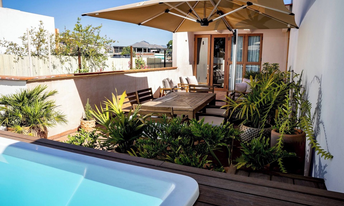 Centro House | COLÓN · Luxury house with pool and terrace for 6