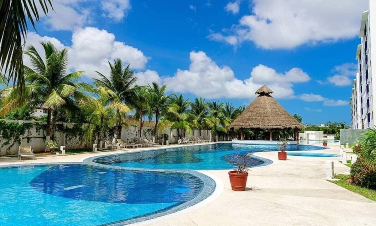 Downtown Cancun Apartment | Deluxe 2 Bed 2 Bath Condo with a (Large outdoor Pool/Hot Tub)