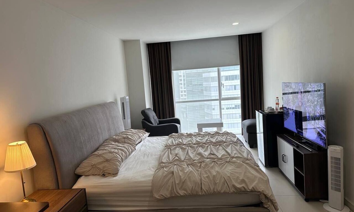Granada Apartment | DELUXE ROOM WITH PRIVATE BATHROOM, 5 MINUTES FROM THE U.S. EMBASSY