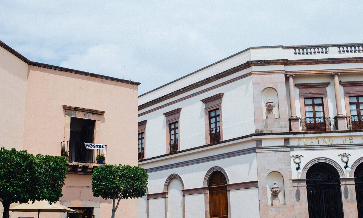 Downtown Queretaro Hostel | Department in front of the theater of the republic
