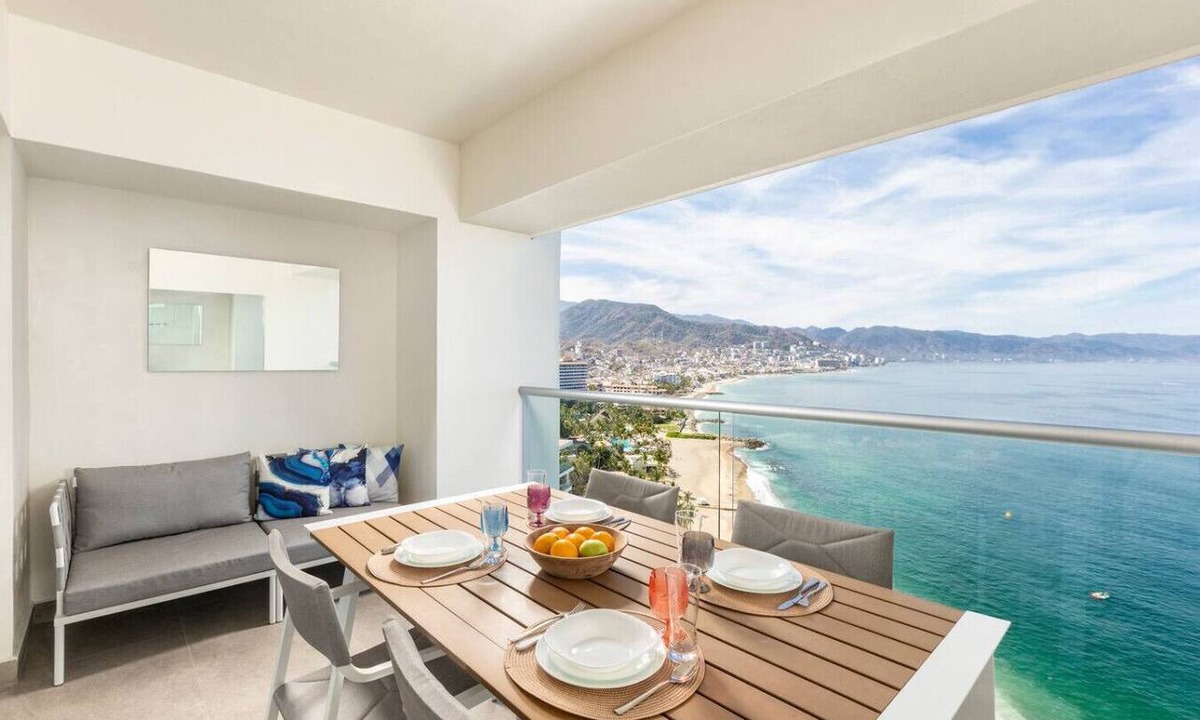 Las Glorias Apartment | Designer 1BR Beachfront Retreat – Wake Up to the Waves