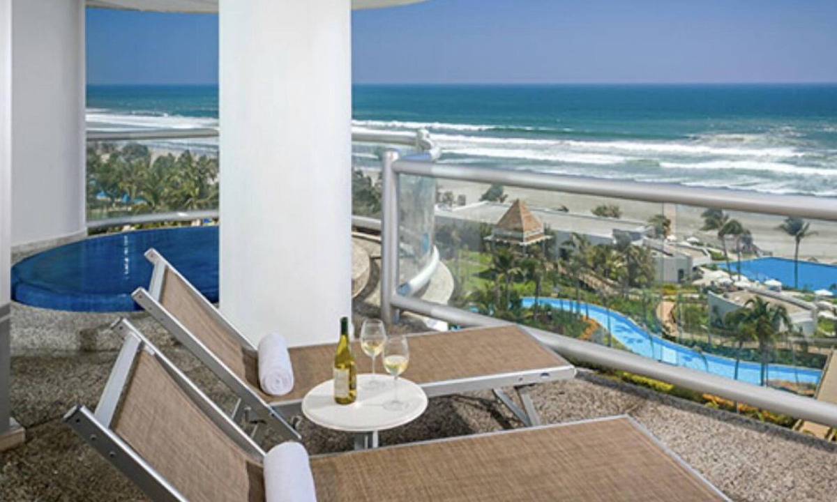 Playa Diamante House | Discover the utmost level of opulence at Acapulco. 1 or 2 bd suites available