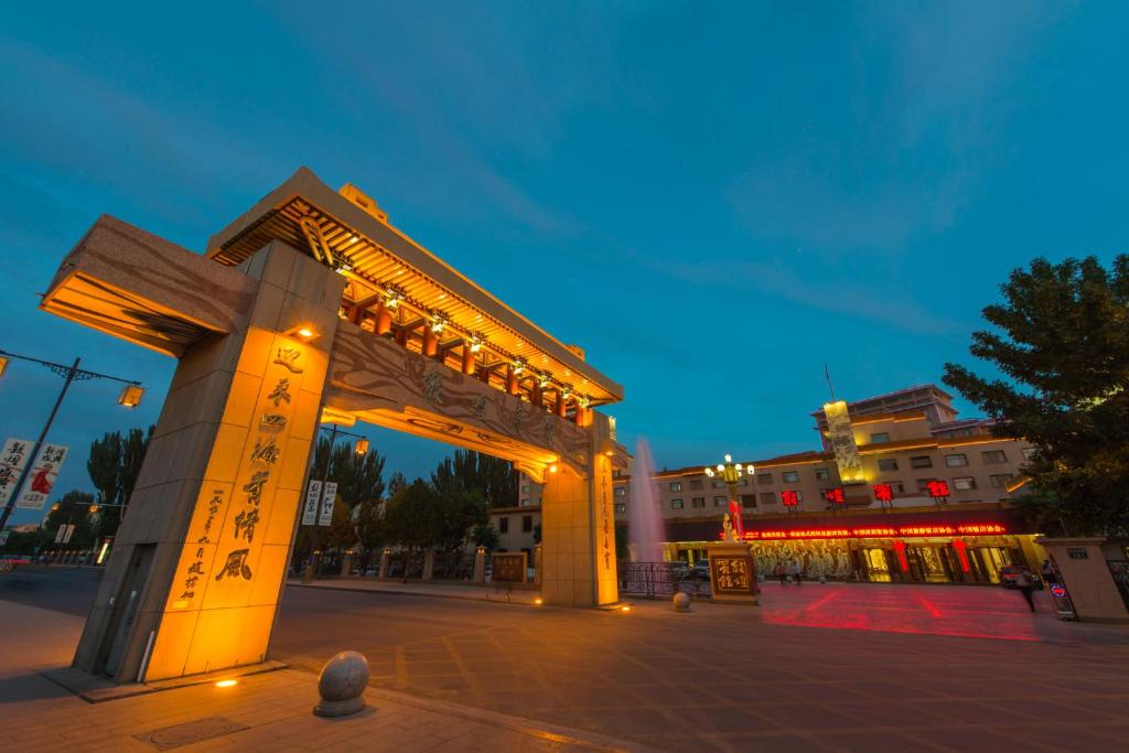 Mingsha Mountain and Crescent Spring Hotel | Dunhuang Hotel